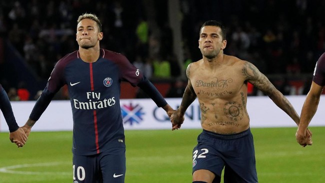 Bek kanan Paris Saint Germain (PSG), Dani Alves, menjelaskan insiden rebutan tendangan bola mati antara Neymar dan Edinson Cavani.