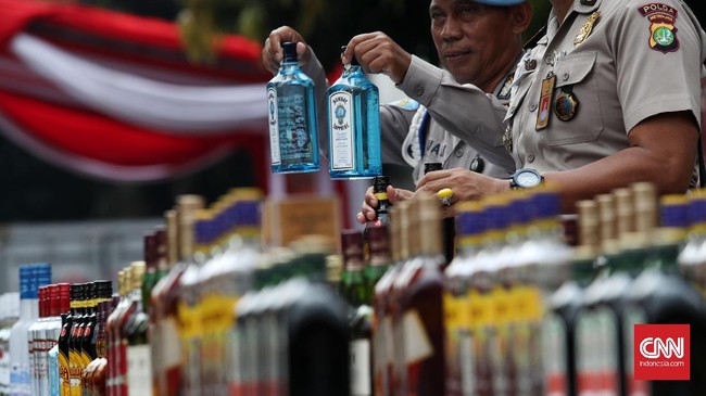 FPI meminta pelanggar RUU Minuman Beralkohol yang tengah dibahas di DPR nantinya dihukum cambuk untuk memberi efek jera.