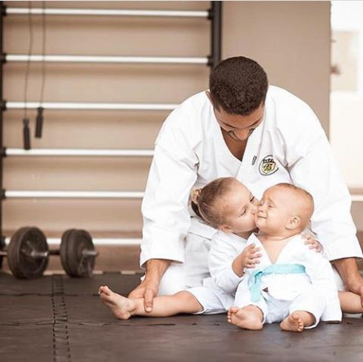 <p>Sebelum latihan karate, sun pipi adik dulu. (Foto: Instagram @diogo_loureiro)</p>
