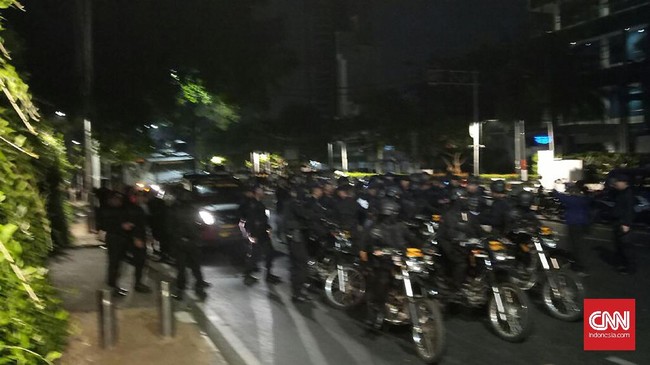 Berdasarkan pengamatan CNNIndonesia.com, gas air mata juga ditembakkan oleh pihak kepolisian, sehingga massa mulai membubarkan diri.
