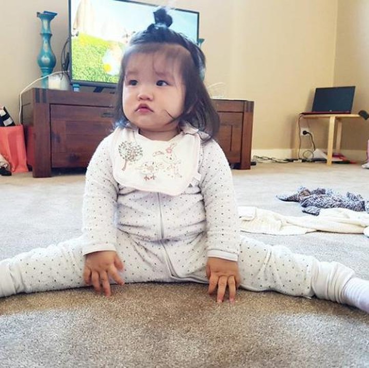 <p>Hi hi hi gimana Bun? Bisa split kayak bocah yang satu ini nggak? (Foto: Instagram @asurart)</p>