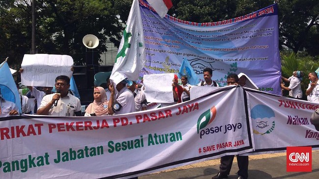 Di depan Balai Kota DKI Jakarta, pekerja yang tergabung dalam Serikat Pekerja meminta Gubernur Djarot Saiful Hidayat memberikan sanksi pada Dirut PD Pasar Jaya.