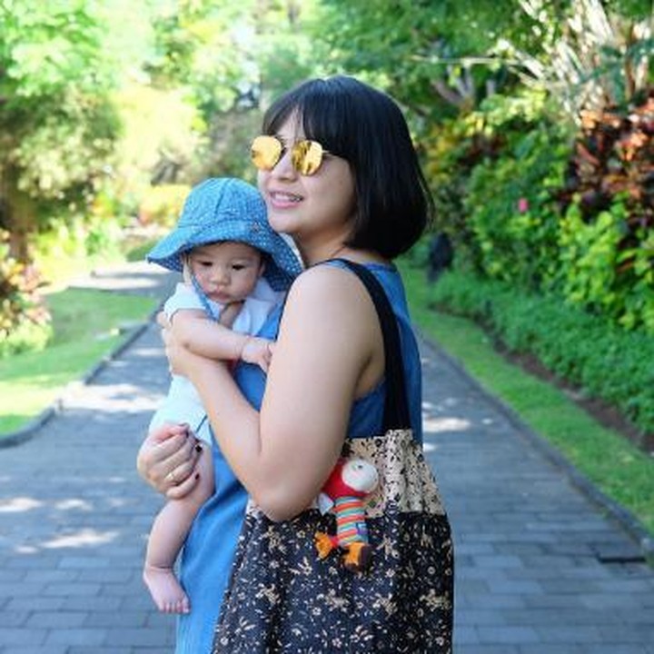 <p>Bener-bener nggak keliatan kalu sudah punya anak ya? (Foto: Instagram @putrititian)</p>