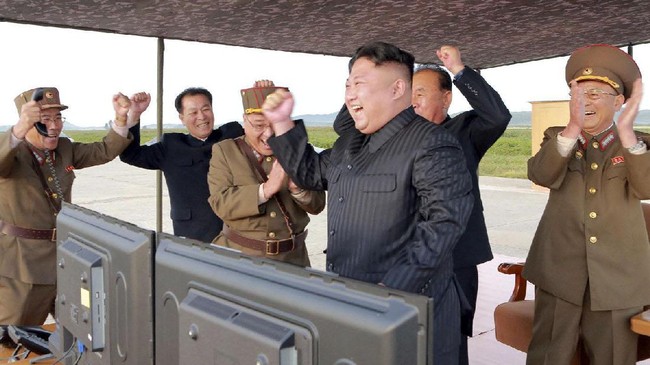 Pemimpin Korea Utara Kim Jong-un memberi penghargaan bagi para ilmuwan roket pembuat ICBM Hwasong-15 dan bersumpah akan mengembangkan lebih banyak senjata.