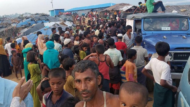 Setelah tiba di Bangladesh awal pekan ini, beras bantuan dari RI akhirnya sampai ke tangan 120 ribu pengungsi Rohingya di lokasi pengungsian di Cox's Bazar.