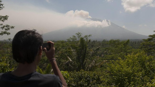 Pembahasan rencana kedaruratan melibatkan sejumlah pihak seperti TNI dan Basarnas. Saat ini status Gunung Agung meningkat dari waspada menjadi siaga.