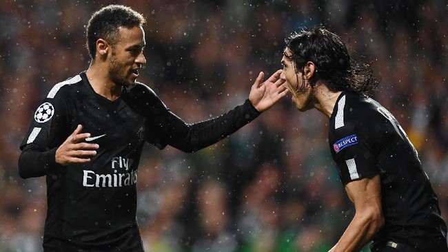 Sebelum berebut bola di laga kontra Lyon, Edinson Cavani sudah menyambut Neymar sambil mengingatkan bahwa sang pemain termahal bukan Lionel Messi.
