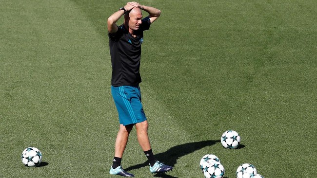 Thierry Henry menilai hasil negatif di Stadion Santiago Bernabeu tidak dapat dijadikan alasan Real Madrid untuk memecat Zinedine Zidane.