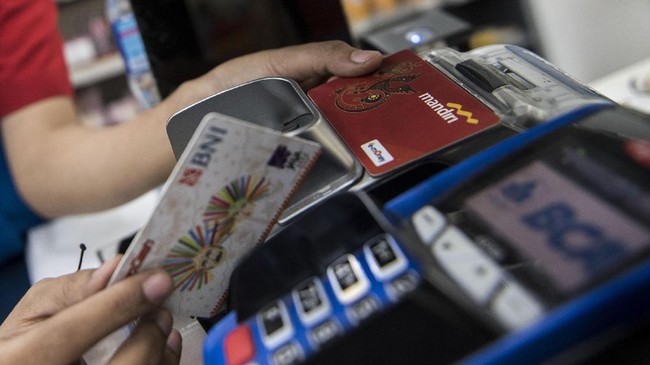 BI mencatat, transaksi uang elektronik pada Oktober 2017 mencapai Rp1,26 triliun, naik lebih dari dua kali dibandingkan Oktober 2016 Rp584,32 miliar.