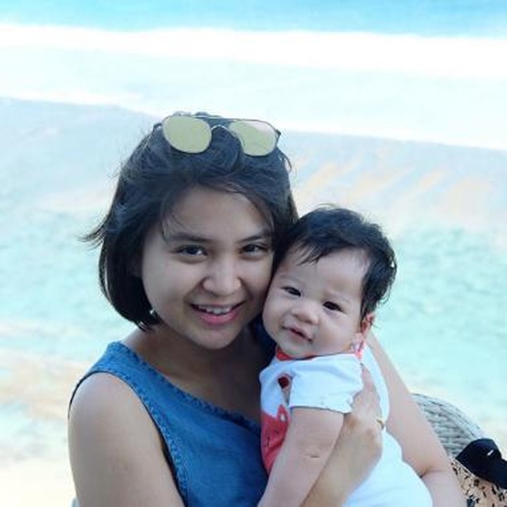 <p>Imut banget sih Bunda Tian. Terlihat seperti kakak lagi gendong adik ya, Bun. (Foto: Instagram @putrititian)</p>