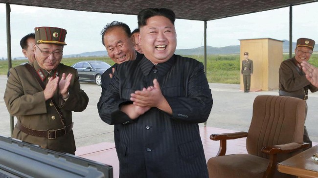 Kim Jong-un mengucapkan selamat kepada Xi Jinping yang diberikan masa jabatan baru dan mengumumkan jajaran kepemimpinan baru dalam Kongres Partai Komunis China.