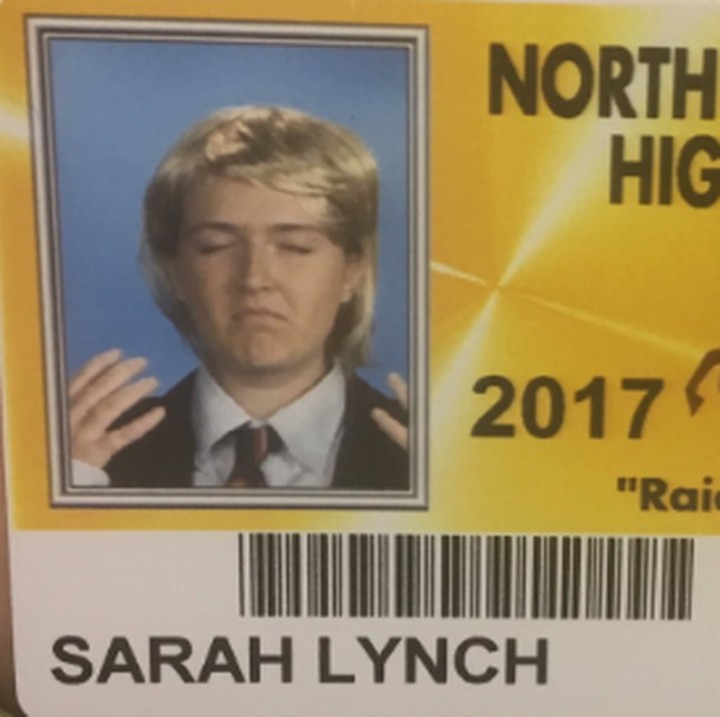 Anak yang satu ini perempuan lho Bun. Tapi di foto ID-nya ia mengimitasi gaya presiden Trump. Hi hi hi. (Foto: Twitter/ @Sarah_Lynch_004)