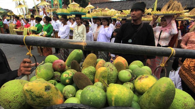 FOTO: Mensyukuri Hasil Bumi di Lereng Ciremai