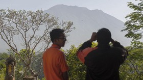 FOTO: Gunung Agung Berstatus Siaga