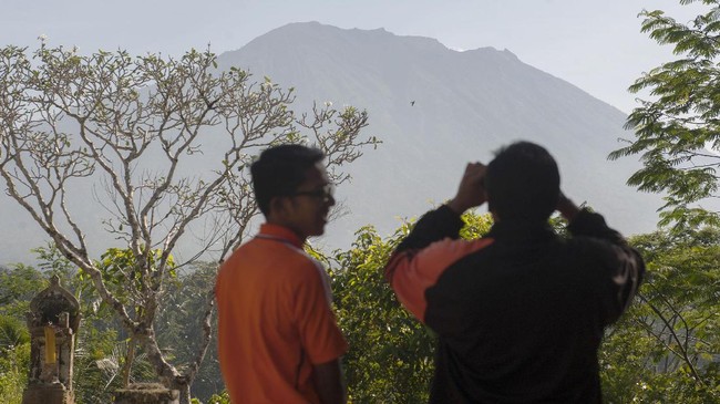 Pusat Vulkanologi dan Mitigasi Bencana Geologi mencatat, sejak Rabu (20/9) hingga Kamis (21/9) terjadi ratusan kali gempa vulkanik di Gunung Agung.