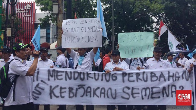 Djarot Saiful Hidayat menyindir proses rekrutmen di BUMD karena diduga lebih banyak diisi oleh pensiunan. Dia menilai revitalisasi harus segera dilakukan.