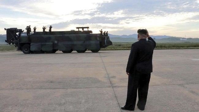 Presiden Donald Trump mengunggah cuitan di akun Twitternya yang tampaknya satu isyarat untuk menempuh opsi militer dalam menghadapi Korea Utara.