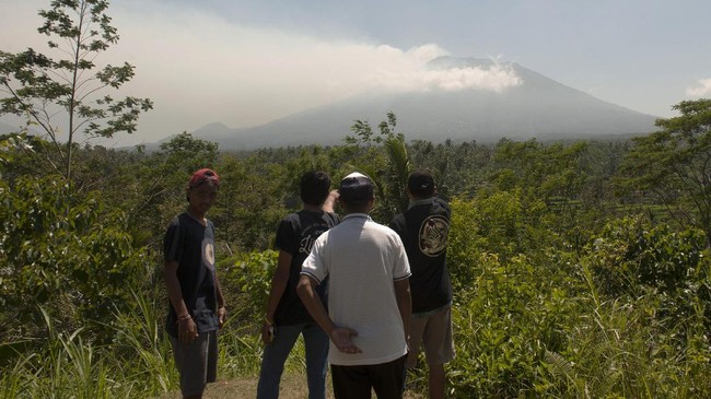 Gempa dirasakan penduduk Desa Rendang, Kabupaten Karangasem, Bali, Minggu (24/9) dini hari, di tengah status Awas Gunung Agung.