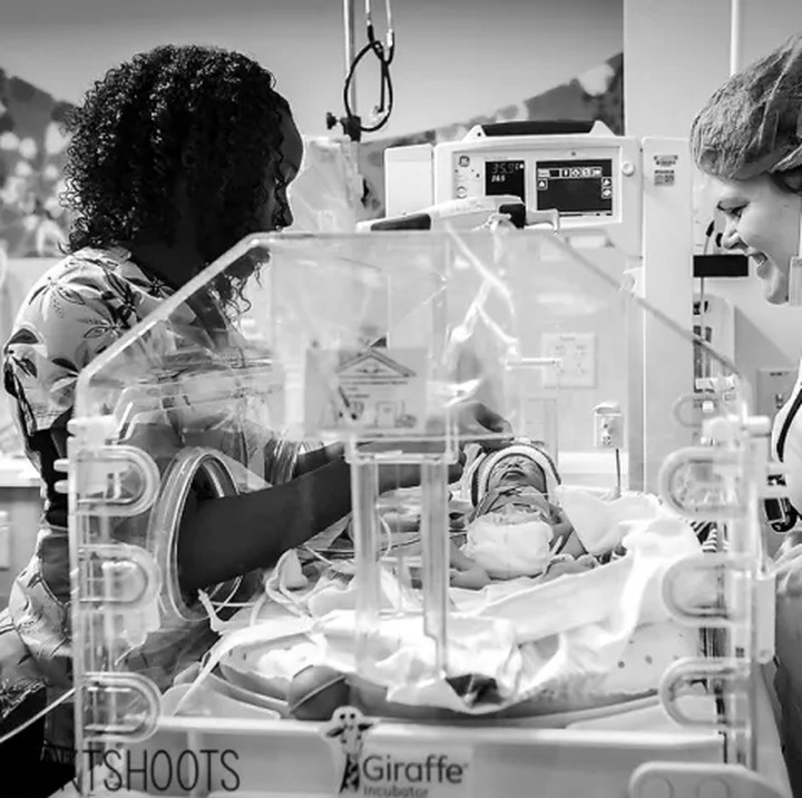 Bahagia rasanya melihat anak yang sudah lahir.(Foto: Katie Lacer MommaKTShoots)