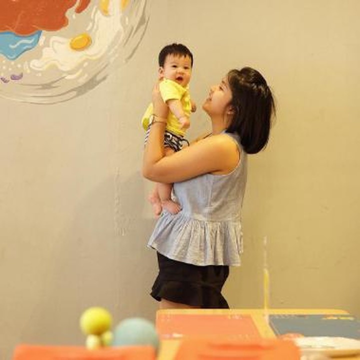<p>Begini nih kalo Tian menghabiskan waktunya dengan baby-nya, Iory. Sama-sama imut. (Foto: Instagram @putrititian)</p>