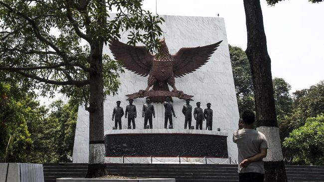 1 Oktober diperingati sebagai hari Kesaktian Pancasila untuk mengenang peristiwa pemberontakan PKI pada 30 September 1965.