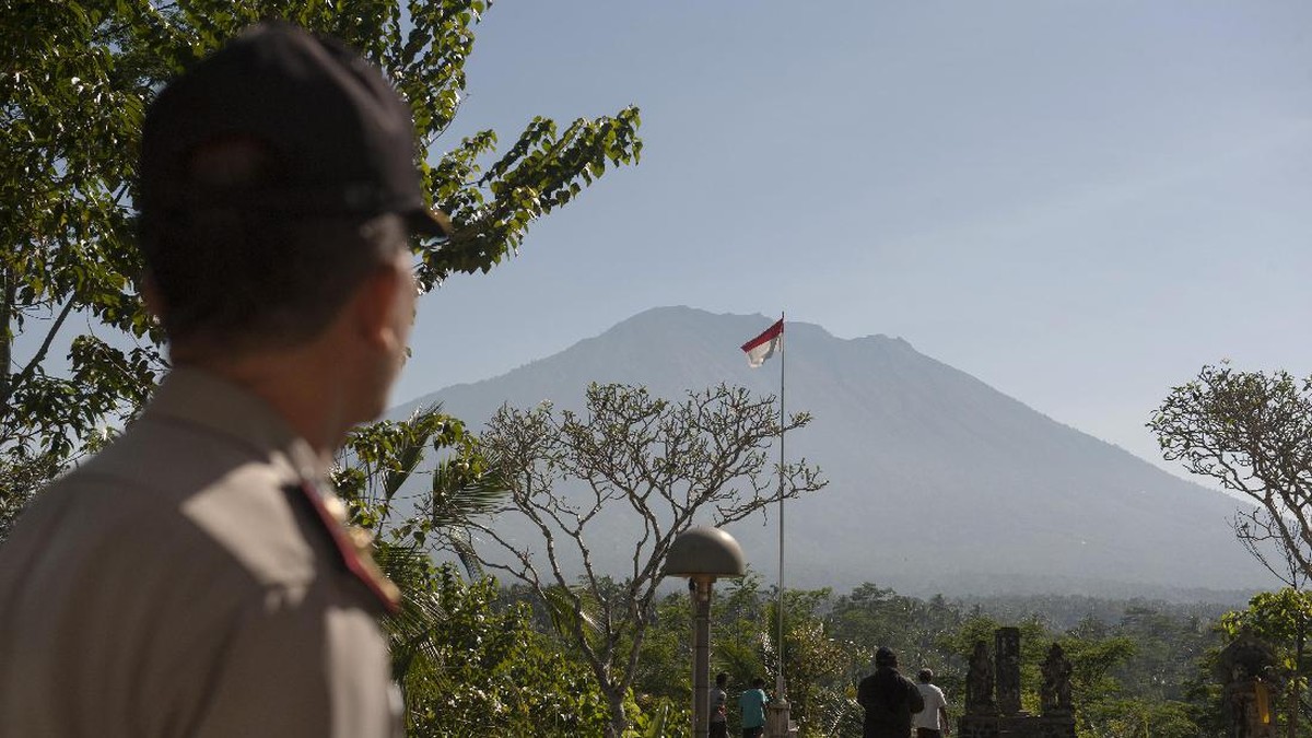 FOTO: Gunung Agung Berstatus Siaga
