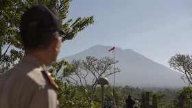 Status Gunung Agung Naik Siaga, Radius 7,5 Km Disterilkan