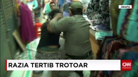 Petugas Menggelar Razia PKL di Kecamatan Tanah Abang