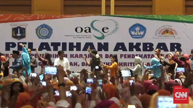Presiden Joko Widodo menghadiri penutupan pelatihan guru PAUD di Jakarta Islamic Center. Ratusan guru memuji Jokowi dan berebut bersalaman dengan Jokowi.