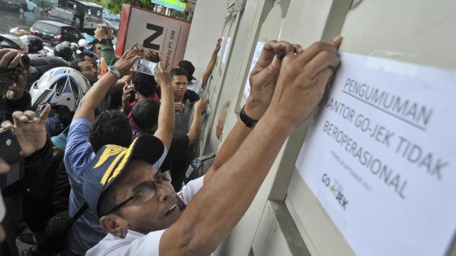 Para sopir angkot di kota Padang menuntut agar kantor dan aplikasi Gojek secepatnya ditutup. Alasannya, Gojek tak mengantongi izin operasi di kota itu.