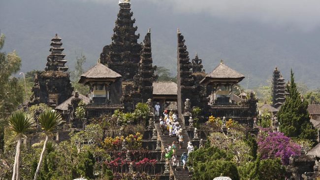 Sejak status Gunung Agung naik jadi siaga, namun aktivitas turis yang “terlanjur datang” ke Pulau Dewata tidak terganggu.