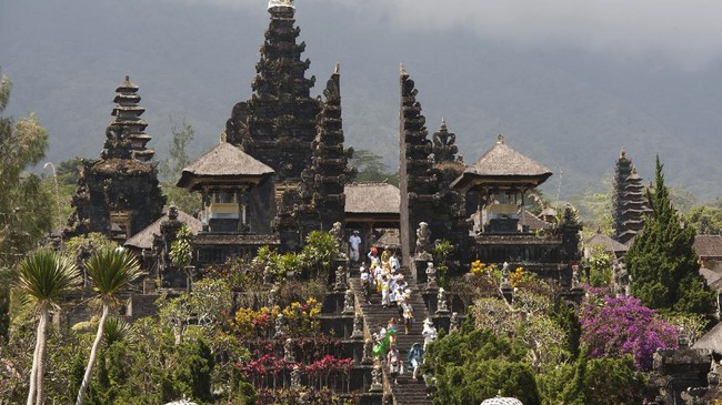 Kementerian PUPR akan menata kawasan suci Pura Besakih, Bali. Penataan diperkirakan menelan dana Rp1 triliun.