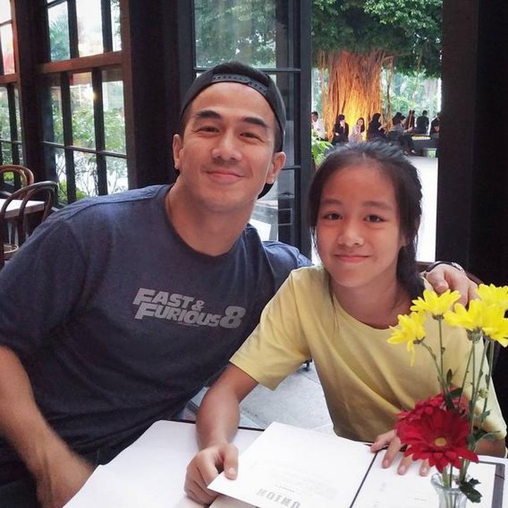 Melihat kedekatan Joe Taslim sama putrinya bikin mesem-mesem sendiri ya. (Foto: Instagram/ @joetaslim)
