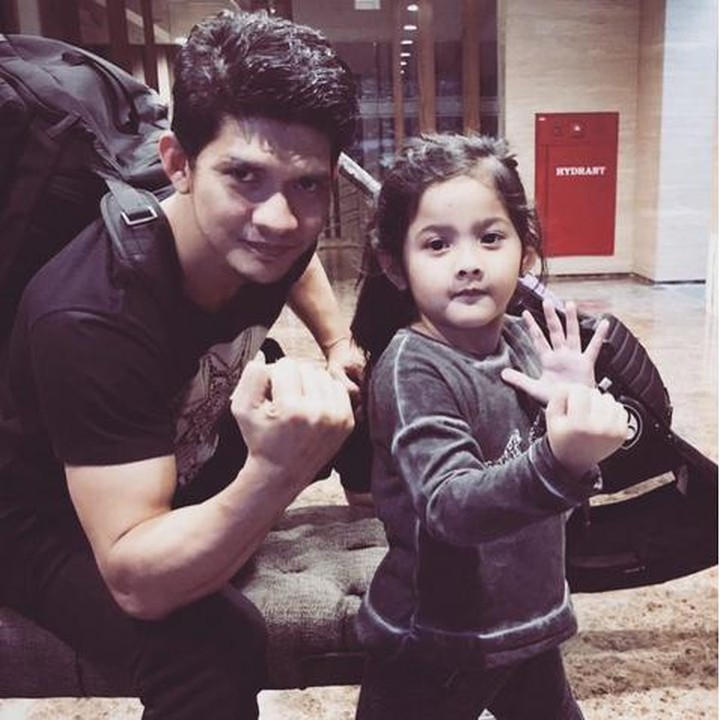 Kalau hot daddy yang satu ini, nggak usah diragukan lagi ya, Bun. He he he. (Foto: Instagram/ @iko.uwais)