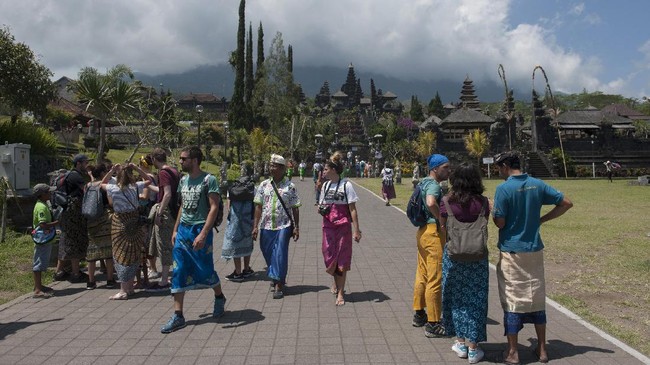 Masyarakat di zona berbahaya Gunung Agung akhirnya mengungsi ke wilayah Kecamatan Rendang, Karangasem, Kamis (21/9) dini hari, menyusul adanya gempa bumi.