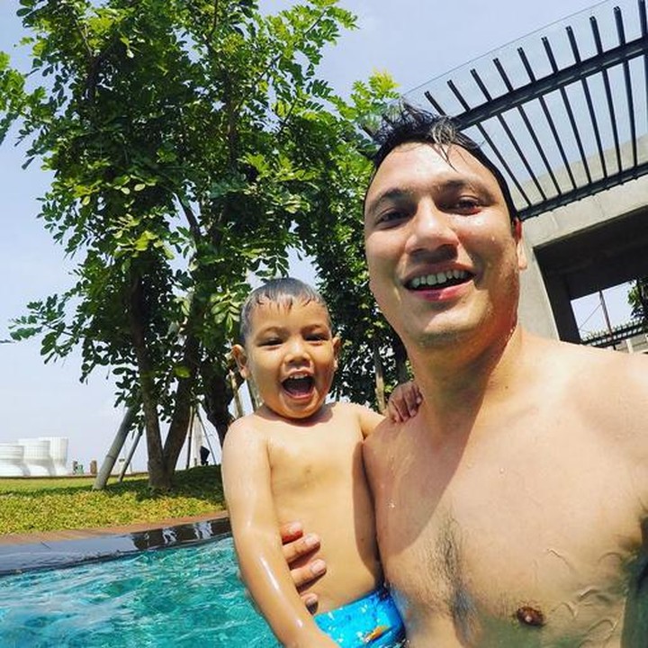 Usia ayah Christian udah 35 tahun tapi masih kayak adik kakak ya sama Juna. Setuju, Bun? (Foto: Instagram/ @csugiono)