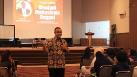 Anies Baswedan Bagi-Bagi Rahasia kepada Mahasiswa