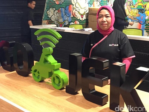 Kisah Inspiratif Ibu Tina Mencari Rezeki: Usia 50 Semangat Kerja Bak Usia 30 Kisah Inspiratif Ibu Tina Mencari Rezeki: Usia 50 Semangat Kerja Bak Usia 30