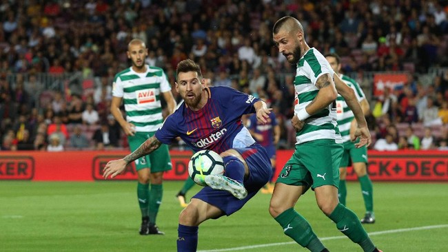 Barcelona unggul 2-0 atas Eibar pada babak pertama berkat gol penalti Lionel Messi dan tandukan Paulinho pada menit ke-38.