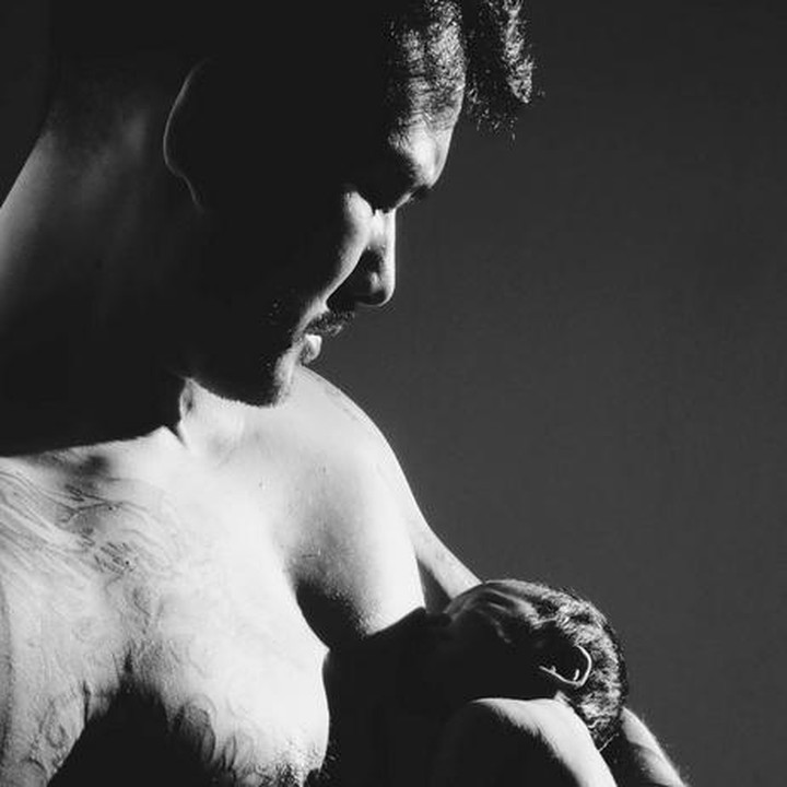 Kalau ini, Rio Dewanto sama baby Salma yang baru lahir. Hati-hati, jangan salah fokus ya, Bun. Hi hi hi. (Foto: Instagram/ @riodewanto)