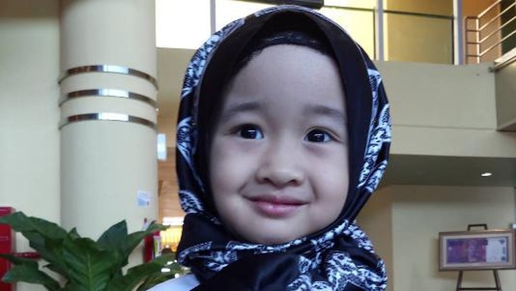 Lagi di dalam kereta, eh gadis cilik ini nggak malu-malu lho Bun melantunkan sholawat. Menggemaskan!