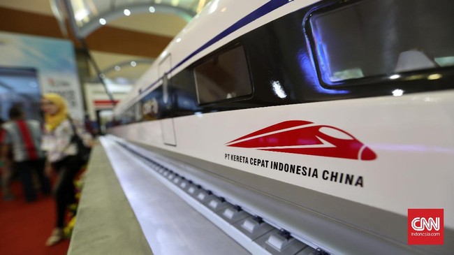 Pengamat mewanti-wanti pemerintah agar Indonesia tak menanggung 100 persen biaya bengkak proyek Kereta Cepat Jakarta-Bandung.