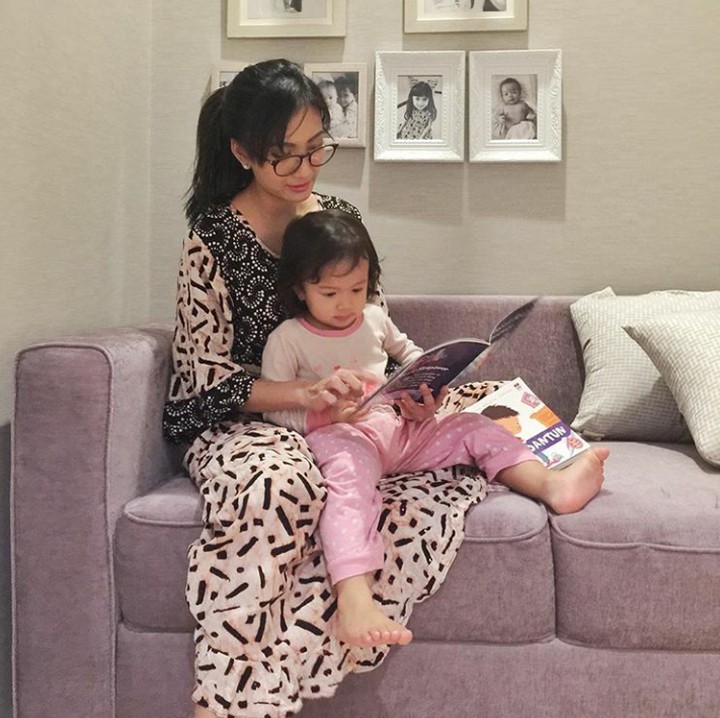 Meskipun super sibuk dengan aneka kegiatan, Artika masih sempat membacakan dongeng untuk Zoe, lho! (Foto: Instagram @artikasaridevi) 