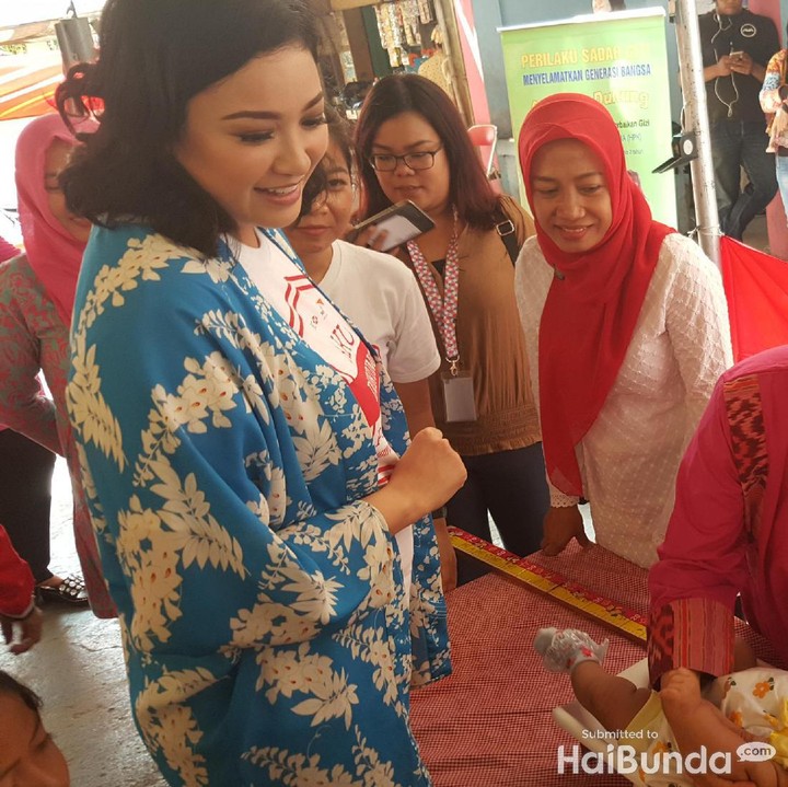 <p>Keibuan banget ya Agni, maklum, dia baru saja melahirkan anak keduanya di Juni 2017 yang dinamai Bhaga.   </p>