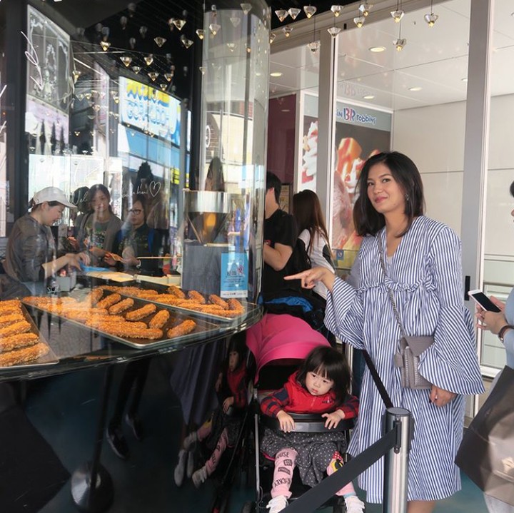 <p>Giliran Duma Riris Silalahi, runner up Putri Indonesia 2007 berpose sama anaknya, Cleo, di Jepang. Kece ya, Bun? (Foto: Instagram @duma_riris)</p>