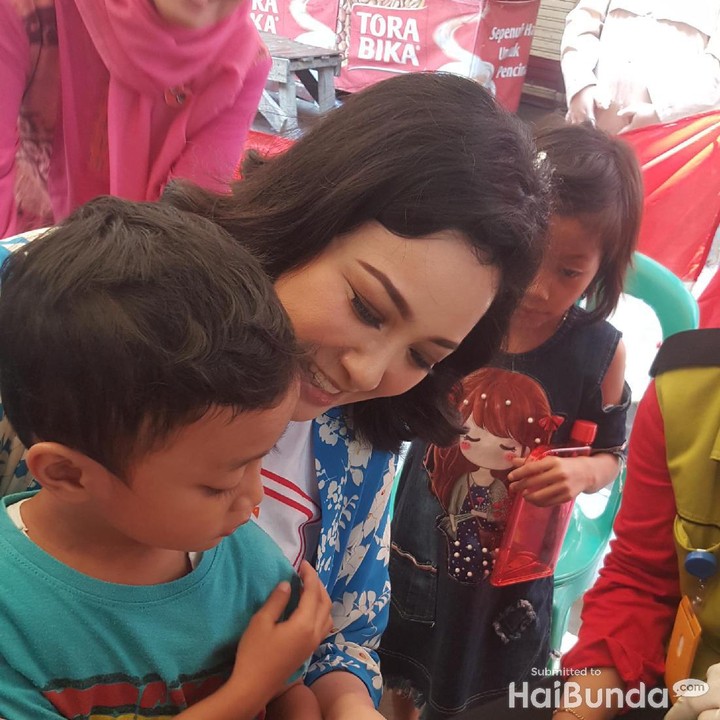 <p>Eits ini bukan sesi tanda tangan lho Bun. Ini menandakan kalau si kecil sudah vaksinasi. Yeay! </p>