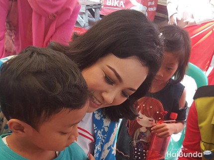 Foto: Aksi Agni Pratistha Saat Jadi Kader Posyandu