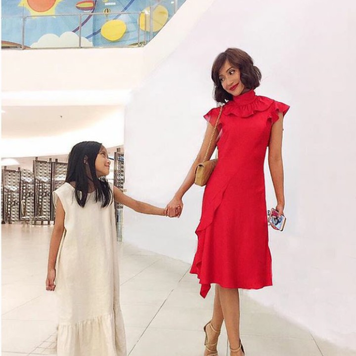 Bersama Abbey, putri pertamanya. Kayaknya sang kakak bakal ikut jejak sang ibu nih menjadi Puteri Indonesia. (Foto: Instagram @artikasaridevi)