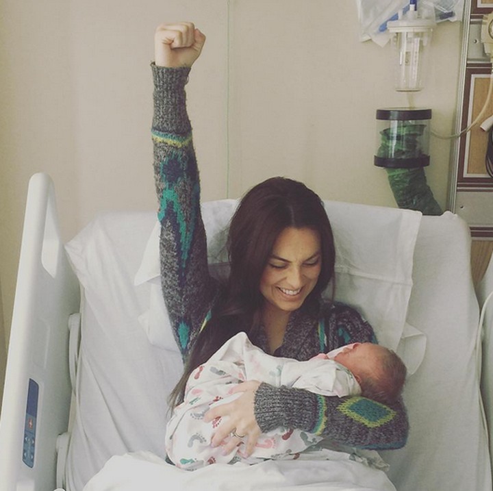 <p> Mengepalkan tangan sembari tersenyum ke si kecil jadi pose yang keren juga nih, Bun. (Foto: Instagram @crystal.vanhorn via @birthwithoutfear)</p>