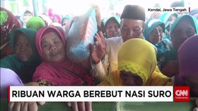 Warga Mengantre Pembagian Nasi Suro Sejak Pagi